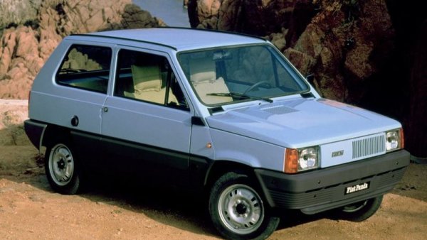 Лесно е човек да бъде заслепен от суперавтомобили, но ако са нужни допълнителни доказателства за огромния и ненадминат талант на Джуджаро, не гледайте по-далеч от "бебето" на Fiat. Показан през 1980 г., на пръв поглед този автомобил изглежда, че е просто кутия на колела, но всъщност е пълно с умни минималистични детайли. Чиста и открита конструкция на предния панел от плат, чиито детайли се свалят лесно и може да се измият, без да се увреждат. Също важи и за калъфките на седалките, както и да облицовката на вратите. Плоско стъкло и една чистачка. Всичко е направено така, че да се намалят разходите.  С наличните двигатели от 0,65 или 0,9 литра, колата е забавна за шофиране и до днес си остава един от любимите дизайни на великия Джуджаро.